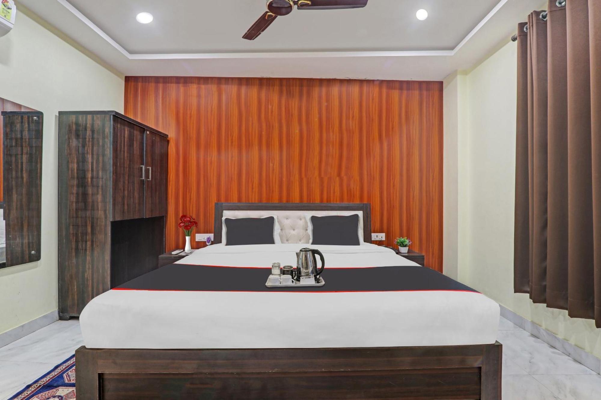 Hotel Collection O Srg à Chinhat Extérieur photo